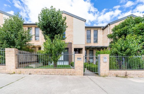 Gungahlin House | Superb 3BR Townhouse near Town Centre - Hosted by Canstay