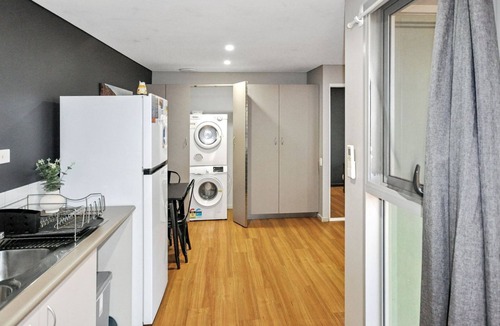 Port Hedland Ski Chalet | Supersized Studio Inexpensive 1x1