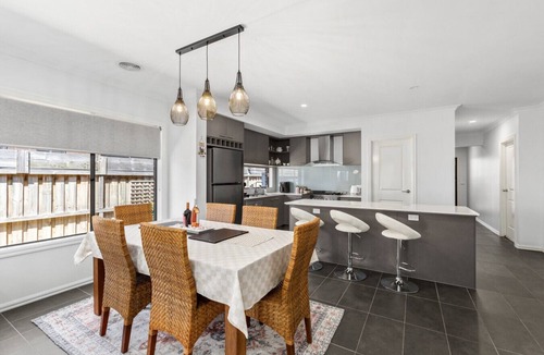 Armstrong Creek House | Surfcoast Getaway- Pet friendly, Sleeping 8, Golf, Beaches, Town
