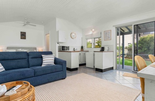 Culburra Beach Apartment | Surfrider Studio - Pet Friendly - 50m to Beach!