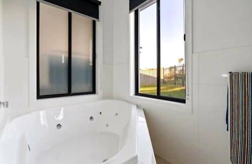 Caves Beach House | Surfside Getaway Caves Beach Absolute Beachfront