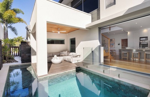 Mount Coolum House | Surfside Villa - walk to the beach
