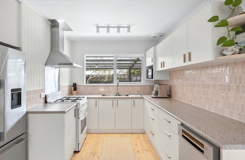 St Leonards House | Swan Beach Shack; 3 bedroom, Sleeps 7, Beach, Walking Tracks, Serene