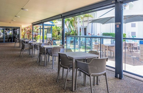 Urangan Apartment | Sweeping Marina Views | Pool + Balcony | Sleeps 4