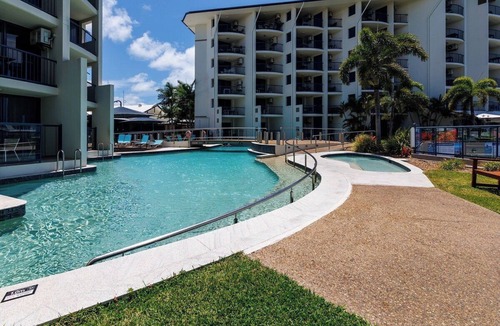 Urangan Apartment | Sweeping Marina Views | Pool + Balcony | Sleeps 4