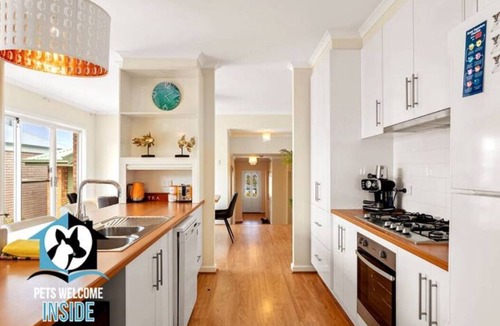Victor Harbor House | Sweeping Ocean Views 4BR on One Acre