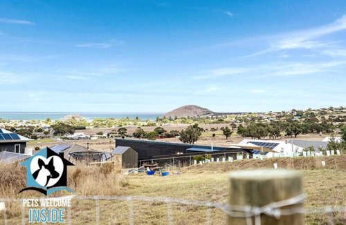 Victor Harbor House | Sweeping Ocean Views 4BR on One Acre