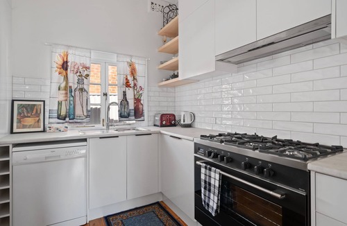 Bathurst House | Sweet Stewart - Walk to CBD, Convenient & Cosy