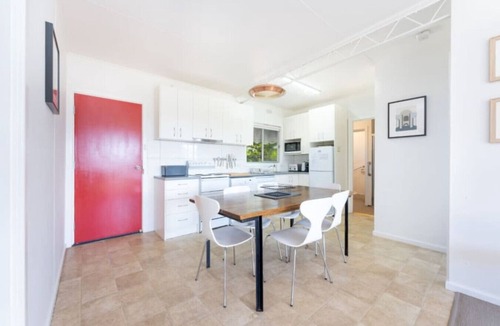 Goolwa Beach House | Syd’s Place—Retro Seaside Haven Upstairs
