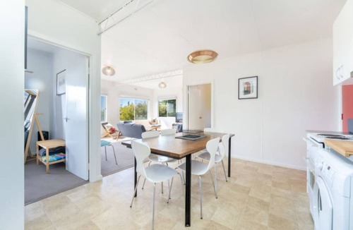 Goolwa Beach House | Syd’s Place—Retro Seaside Haven Upstairs