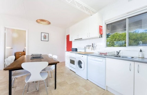 Goolwa Beach House | Syd’s Place—Retro Seaside Haven Upstairs