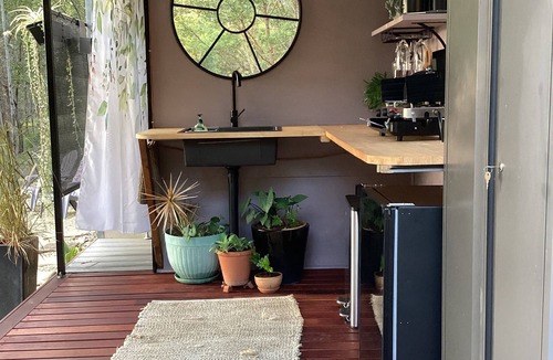 Tiaro Cabin | Tahiti Terrace private eco bush Retreat . Reconnect with nature.