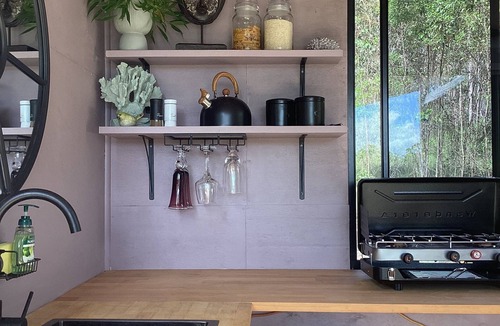 Tiaro Cabin | Tahiti Terrace private eco bush Retreat . Reconnect with nature.