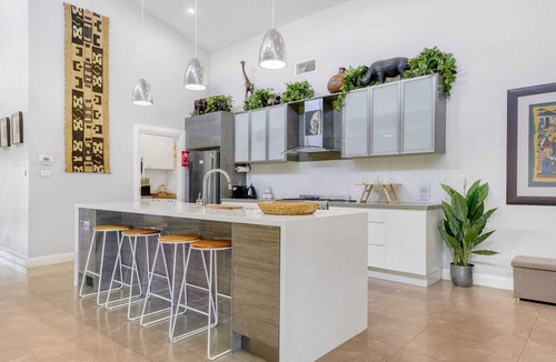 Calare House | Taloumbi Entertainer - Spacious Home, Sleeps 10