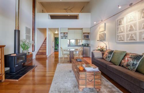 Mapleton Bed & Breakfast | Taman Sari Sunshine Coast Romantic Pet-Friendly Hinterland Retreat