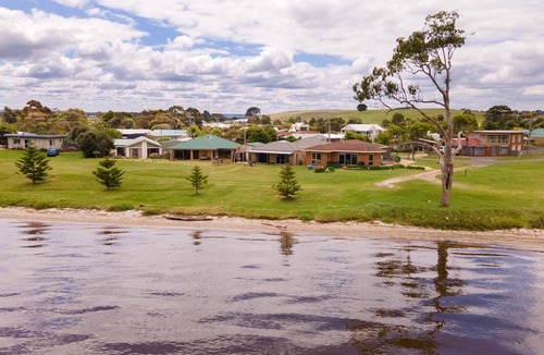 Metung House | Tambo Escape: Boasting 180-degree water views, down a quiet country road