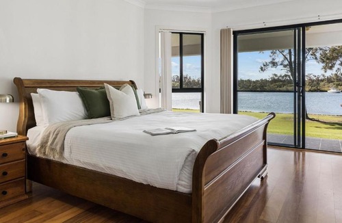 Yamba House | Taroona - Majestic Waterfront Holiday House in Yamba - Holiday Yamba