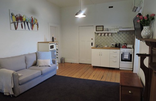 Haven House | Tastefully restored 1923 mudbrick cottage located Horsham (Haven)