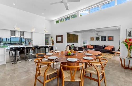 Mowbray House | Tenterfield on Oak is the serene tropical beachfront retreat you have been searching for!