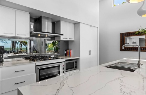 Mowbray House | Tenterfield on Oak is the serene tropical beachfront retreat you have been searching for!