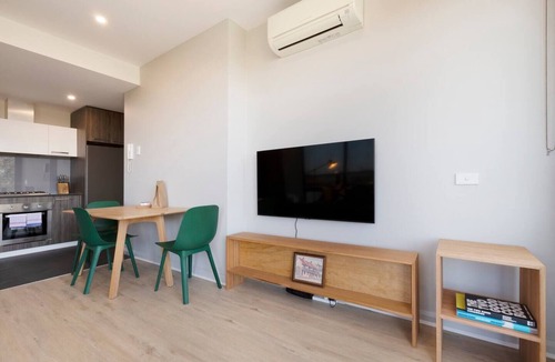 Brunswick Apartment | Terra Cotta Brunswick Retreat with Breezy Balcony