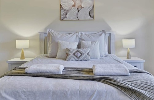 Calare House | Terrific Taloumbi - Cosy & Spacious, Free Wifi