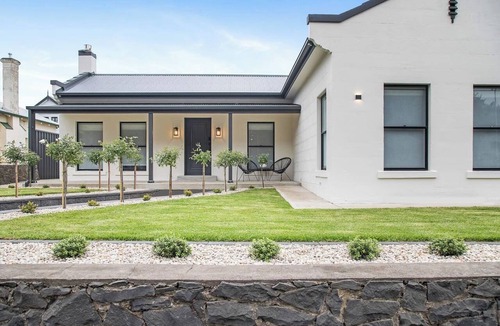 Mount Gambier House | The Abode - Luxury, centrally located, 10 guests.