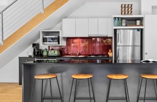 Balaclava Apartment | The Avenue. The Place. Terrific 4BR 2BTH Townhouse