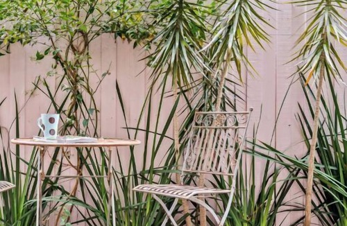 Balaclava Apartment | The Avenue. The Place. Terrific 4BR 2BTH Townhouse