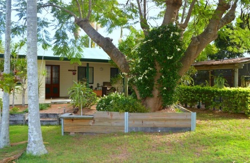 Traviston House | The Batch - Burrum Heads - Walk To Beach - 2BR - Pets Welcome