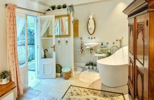 Waverton House | The Bath House cosy &luxe garden Cottage near CBD
