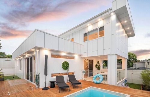 Nelson Bay House | The Bay Haven - with Heated Pool and walk to Beach