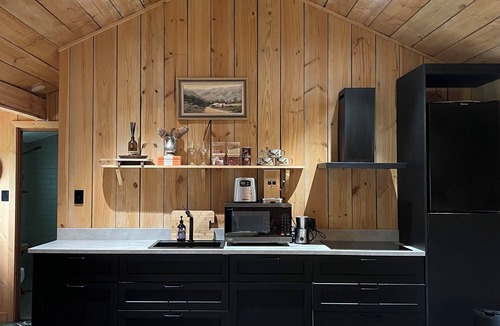 Sutton Forest Cottage | The Boscobel Cottage | 120 Acre Farm Stay w/Wood Fired Hot Tub!
