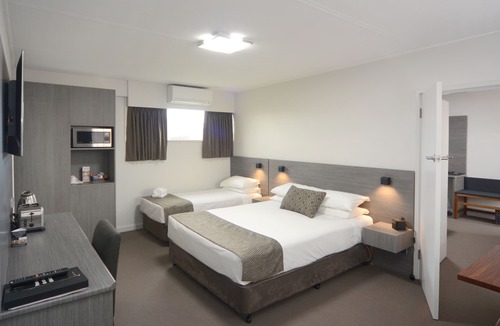 Smithton Hotel | The Bridge