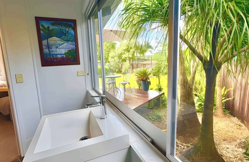 Whitfield Apartment | The Buddha Studio, modern & private, moments from Cairns cultural hub & airport.