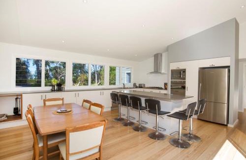 Callala Bay House | The Cabin - Waterfront with Fireplace - 5 mins to the Bay