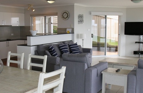 Soldiers Point Apartment | The Clippers, 1/131 Soldiers Point Road - fabulous waterfront unit