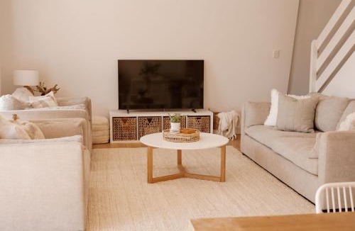 Carrickalinga House | The Coastal Oak - Pool Linen Pets Wifi