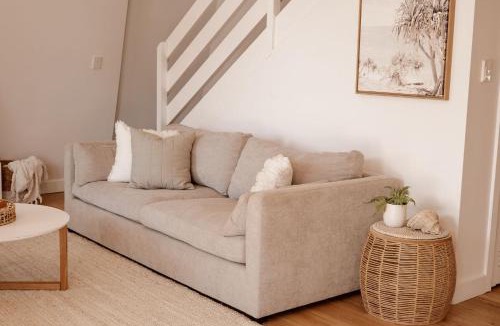 Carrickalinga House | The Coastal Oak - Pool Linen Pets Wifi