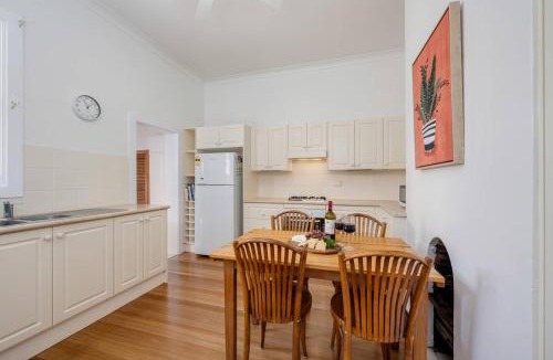 Cooks Hill House | The Cottage Ada - Free Parking - Walk to City