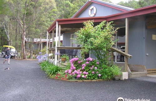 Strahan Hotel | The Crays Accommodation