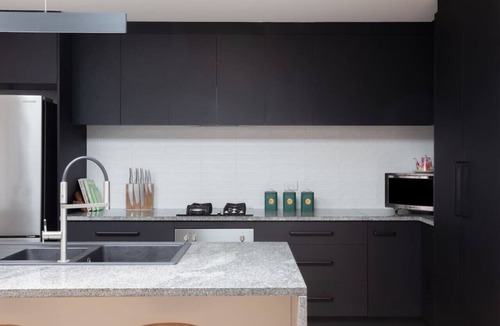 South Launceston House | The Crescent, a modern townhouse near LGH & parks. Pet-Friendly!