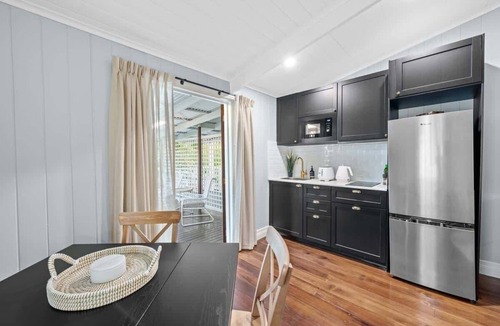 New Farm Apartment | The Deck! 2 Bed/1 Bath/1 Car ~ New Farm