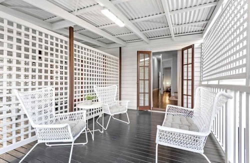 New Farm Apartment | The Deck! 2 Bed/1 Bath/1 Car ~ New Farm