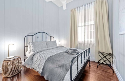 New Farm Apartment | The Deck! 2 Bed/1 Bath/1 Car ~ New Farm