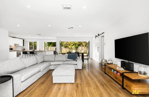 Indented Head House | The Esplanade Indented Heads- Beach front, Luxury, Sleeps 8, Spacious, Aircon, Heating,