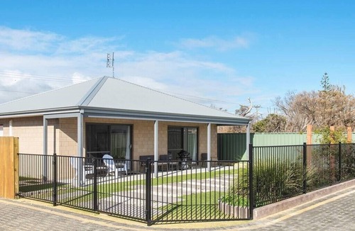 Geographe House | The Foxes Den- secure yard, WIFI