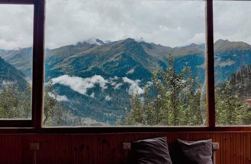 Tosh Hotel | The FullMoon Cafe