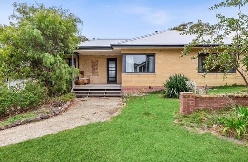 Lorne House | The George - Spacious With a View and Free WIFI