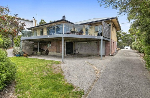 Lorne House | The George - Spacious With a View and Free WIFI